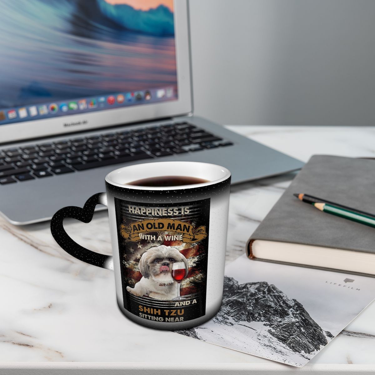 Coffee Tea Near - 幸福とは、ワインを持った老人とシーズーチュがマグカップの近くに座っていることです。セラミックコーヒーカップ、ティーカップ、ミルクカップ、ドリンクウェア、ギフト。