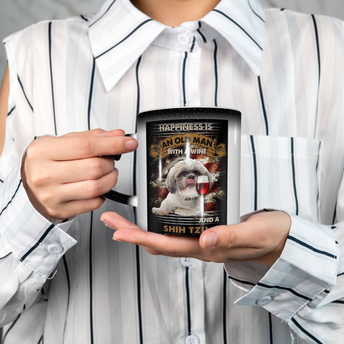 幸福とは、ワインを持った老人とシーズーチュがマグカップの近く - Coffee Tea Near のレビューと価格